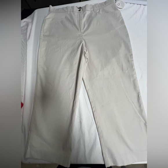 HAGGAR WOMEN’s CAPRI’S SIZE 14.  CREAM COLOR. WRINKLE FREE STRETCH. - Picture 1 of 8